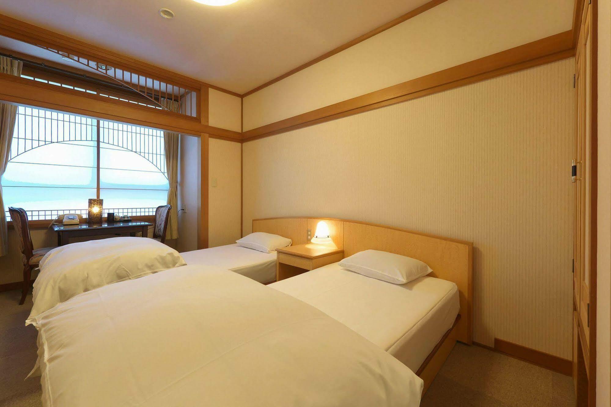 Awara Onsen Hot Spring Koubou Gurabaatei Hotel Bagian luar foto